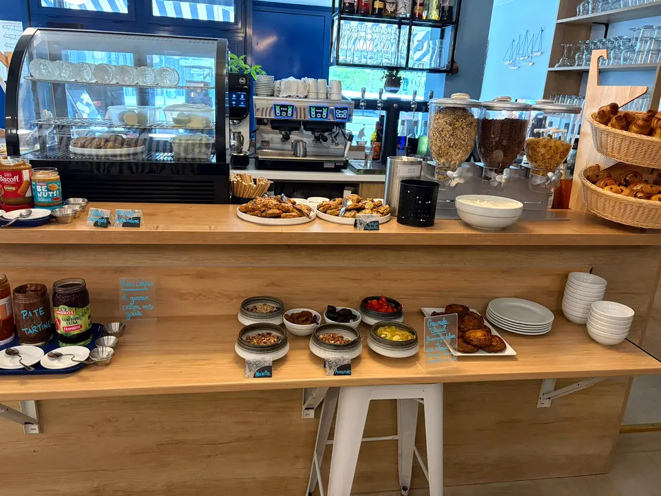 Buffet soir&eacute;e et petit-d&eacute;jeuner pour les professionnels en &eacute;tape &agrave; Saint-Malo